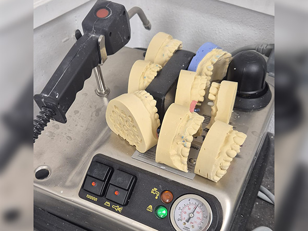Denta Dampf 2000 mit Gipsmodellen im Dentallabor